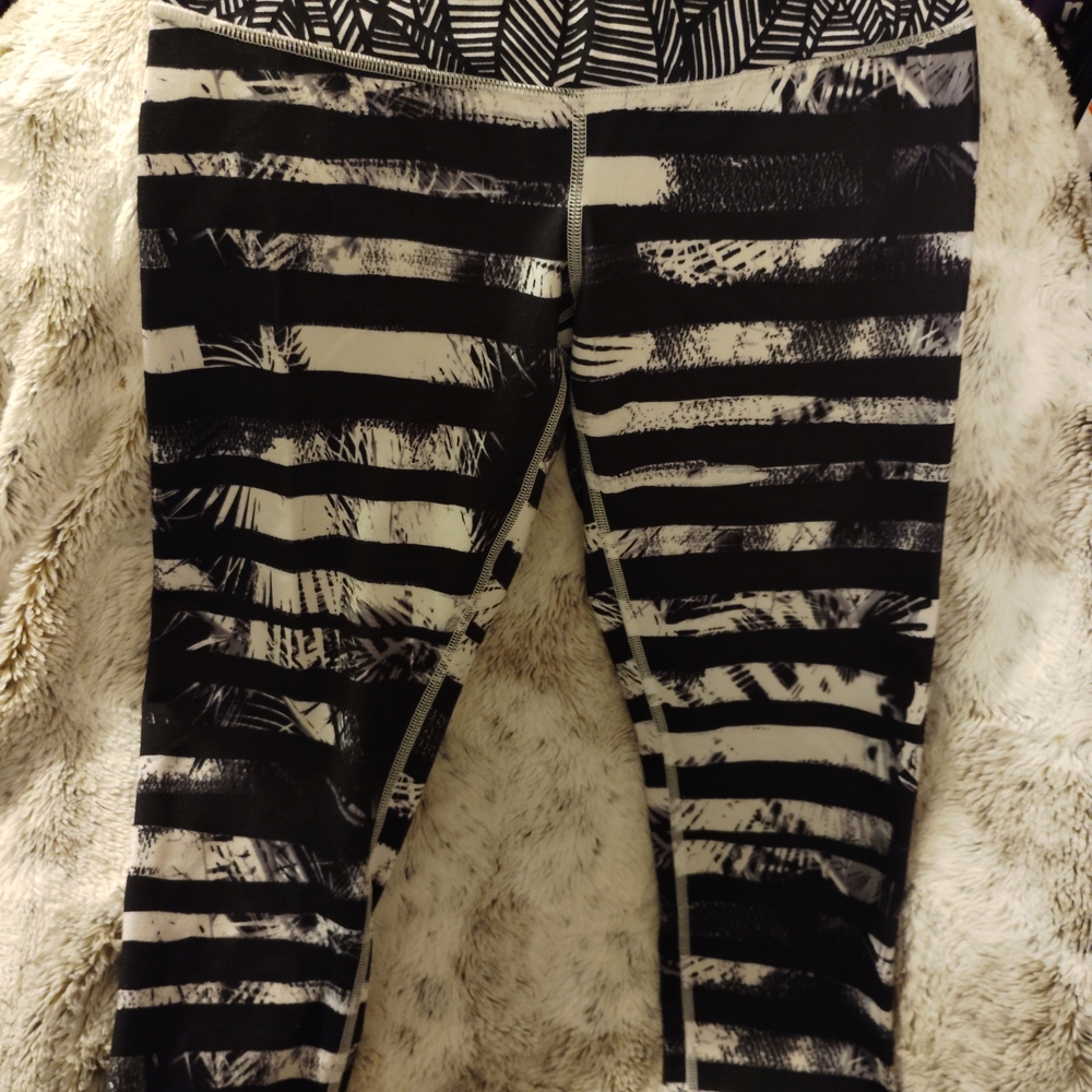 Black and White Lululemon Legging Capris